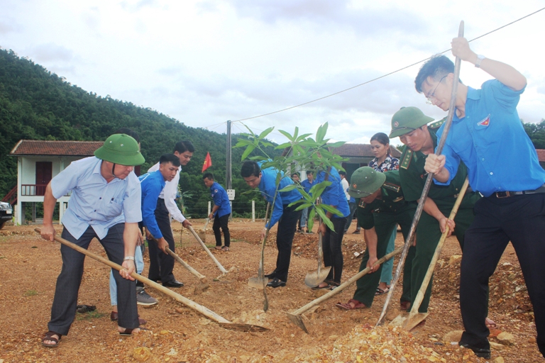 Các đại biểu và ĐVTN tham gia trồng cây xanh
